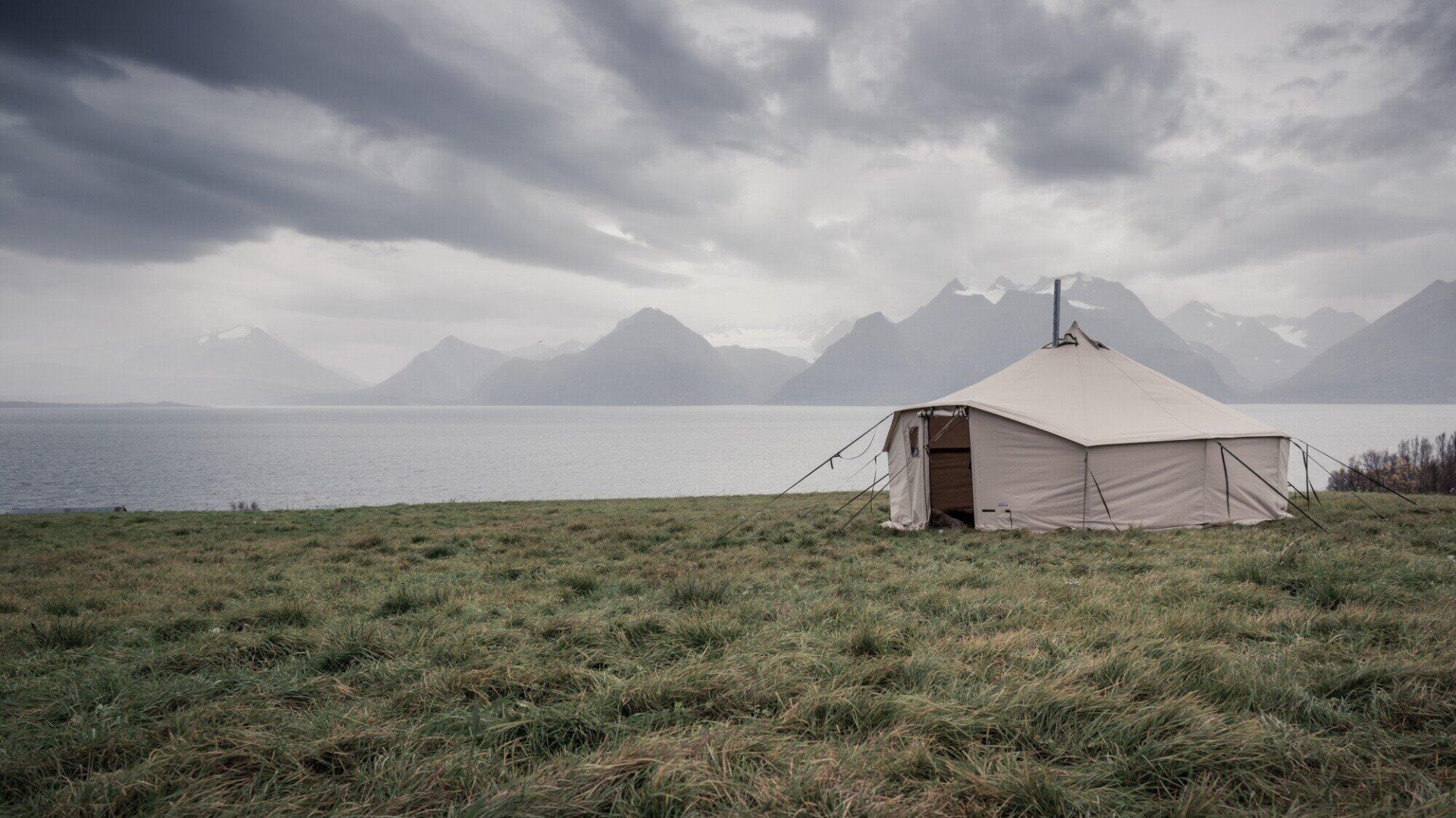 Featured image for “5 Mini Moon Ideas for the Perfect Short Romantic Getaway”